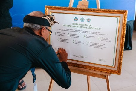 Penandatanganan Deklarasi Intaran-Sanur Ramah Lingkungan pada Pasar Rakyat