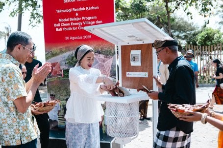 Serah terima Clean Energy Village dan Youth for Clean Energy pada Pasar Rakyat