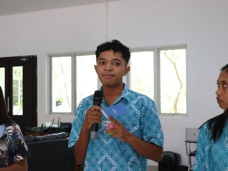Hugo, salah satu peserta dari Politeknik El Bajo, sedang menjelaskan dampak dari tindakan jika membuang-buang makanan.