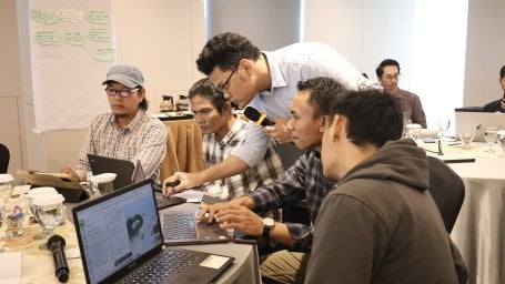 Staf WRI Indonesia memandu tutorial penggunaan GFW dan Forest Watcher.