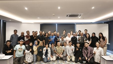 Peserta cross-product training berfoto bersama.