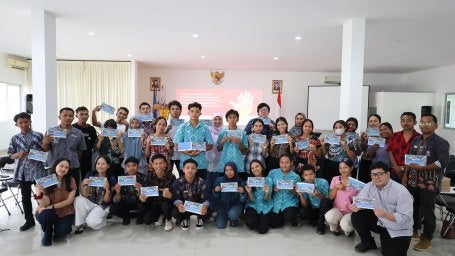 Mahasiswa dan mahasiswi Politeknik El Bajo mendapatkan masing-masing satu modul edukasi pengelolaan sisa pangan dan sampah makanan rumah tangga di akhir acara.