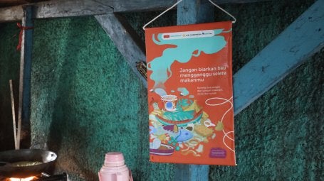 Salah satu poster dengan pesan pengingat sederhana yang diletakkan di salah satu tenda makan di RT 07 Kelurahan Nyengseret. Kredit foto: Lidia Prima/WRI Indonesia