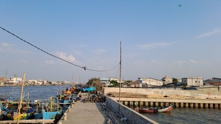 Gambar 2. Tanggul Pelindung/Sheetpile di Kawasan Tambak Lorok   Foto diambil oleh Alfrida Ista Anindya/WRI Indonesia (2025) 