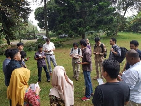 Fathir Mohammad melakukan sosialisasi terkait Urundata di lapangan.