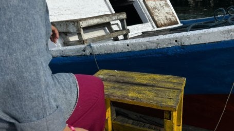 Akses untuk menaiki geladak kapal dari Dermaga Kayu Bangkoa