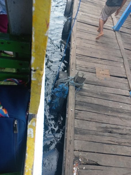 Celah antara pintu kapal dan dermaga Barrang Lompo yang cukup lebar tanpa adanya ramp dan hanya dibantu dengan tangga, sehingga menyulitkan Fajrin, penyandang disabilitas netra, untuk turun. 