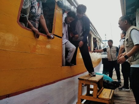 Celah antara pintu kapal dan dermaga Barrang Lompo yang cukup lebar tanpa adanya ramp dan hanya dibantu dengan tangga, sehingga menyulitkan Fajrin, penyandang disabilitas netra, untuk turun. 