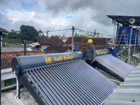 Gambar 4. Instalasi Solar Water Heater di Milk Collection Point Los Cimaung. Foto diambil oleh Ahmad Syafii/WRI Indonesia (2025) 