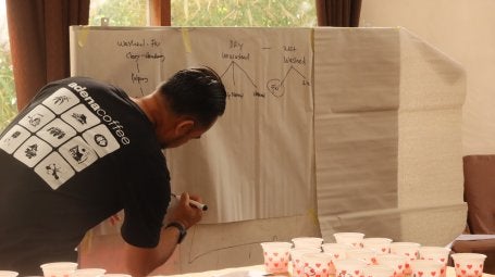 Narasumber dari Adena Coffee memberikan materi pengantar terkait jenis metode pengolahan biji kopi