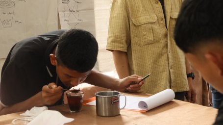 Petani muda melaksanakan cupping untuk mengevaluasi kualitas, aroma, dan cita rasa kopi untuk kemudian dicatat dalam Coffee Value Assessment Form