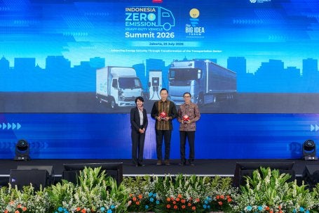 Moderator Desi Anwar bersama Menteri Koordinator Bidang Infrastruktur dan Pembangunan Kewilayahan Agus Harimurti Yudhoyono dan Country Director WRI Indonesia Nirarta "Koni" Samadhi pada Indonesia Zero Emission Heavy-Duty Vehicle (IZEHDV) Summit 2026.
