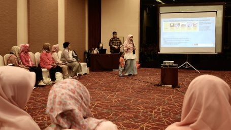 Sri Noor Chalidah bersama Raidan, anaknya, saat mengisi sebuah acara di Kota Bandung. 