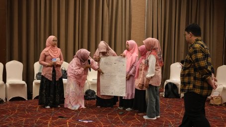 Para kader PKK saat mempresentasikan kiat-kiat mengolah sisa pangan.