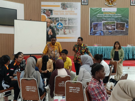 Peserta aktif berdiskusi dalam kegiatan Lingkar Belajar Tanah Papua di Universitas Musamus