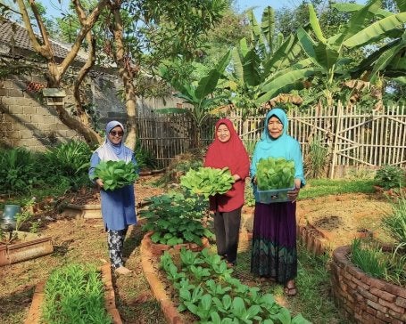 Britania Sari (kiri) dan ibu-ibu tetangga yang mengelola kebun.