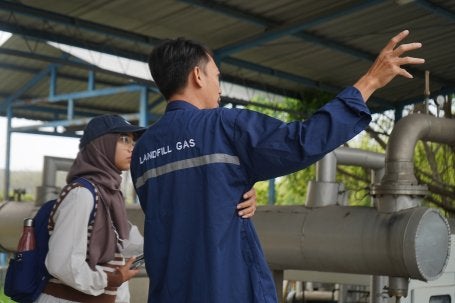 wri-indonesia-di-tpa-benowo-sby.JPG