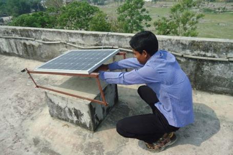 Solar home systems in Bangladesh. Photo by ILO/Flickr.
