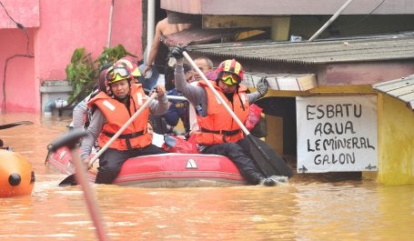 Flood rescue in Indonesia by Iqro Rinaldi | Unsplash.com