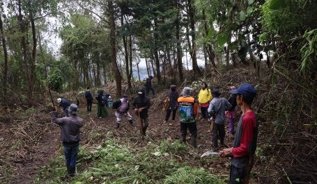 Masyarakat Bale Redelong sedang berkumpul di hutan.