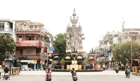 Pejalan kaki dan pengguna jalan di area bundaran perkotaan Denpasar