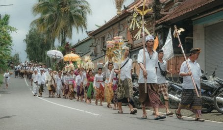 Berjalan Kaki pada Upacara Keagamaan di Bali
