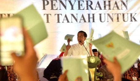 Presiden Joko Widodo menyerahkan sertifikat hak atas tanah kepada masyarakat di berbagai provinsi. Kredit foto: Sekretaris Kabinet RI