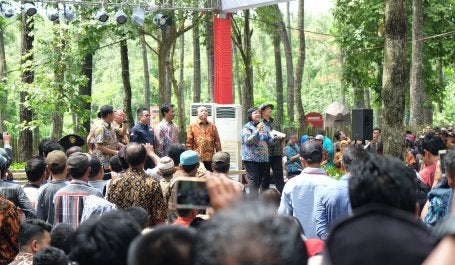 Menteri Lingkungan Hidup dan Kehutanan Siti Nurbaya memberikan sambutan dalam penyerahan SK Perhutanan Sosial di Taman Wisata Alam Punti Kayu, Palembang. Kredit foto: WRI Indonesia