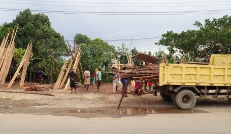Kegiatan penebangan, kayu sedang dipindahkan ke truk. Kredit foto: Zuraidah Said/WRI Indonesia