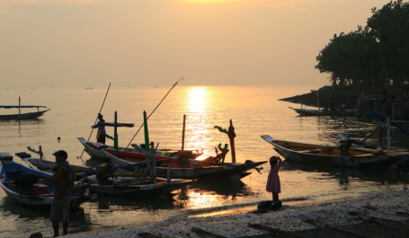 Nelayan di Surabaya, Jawa Timur. Kredit Foto: Fay Miftachus/Unplash