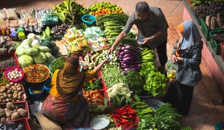 Membeli sayuran lokal di pasar terdekat bisa mengurangi emisi individu. Kredit foto: Alex Hudson/Unsplash