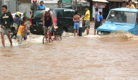 Sekitar 640.000 orang di Indonesia terdampak bencana banjir setiap tahunnya. Kredit foto: Pinot Dita/Flickr