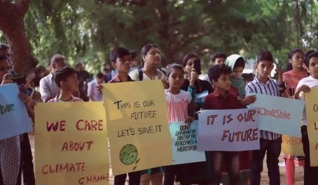 Anak-anak berunjuk rasa menuntut pemerintah bertindak mengatasi perubahan iklim. Kredit Foto: Greta Thunberg/Facebook