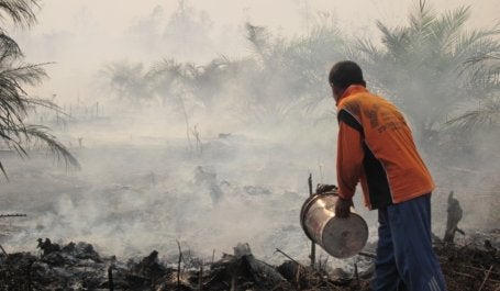Memadamkan kebakaran di Riau Maret 2014. Sumber foto: Julius Lawalata/WRI
