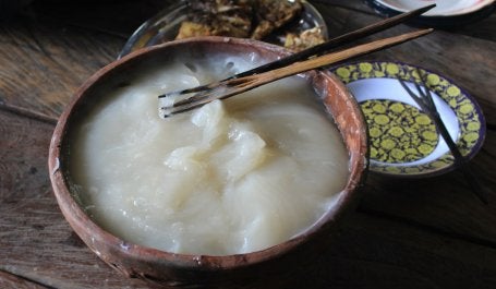Papeda, makanan pokok masyarakat di bagian timur Indonesia. Kredit foto: Raras Cahyafitri/WRI Indonesia