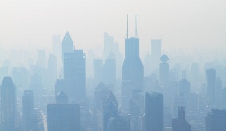 Polusi udara tidak hanya merugikan lingkungan, namun juga dapat merugikan kesehatan masyarakat. Kredit foto: Photoholgic/Unsplash