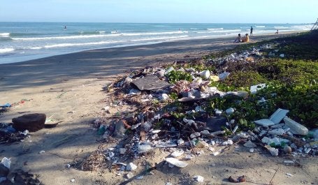 Setiap tahun, lebih dari 620 ribu ton sampah plastik terbuang ke laut. Kredit foto: Sergei Tokmakov/Pixabay