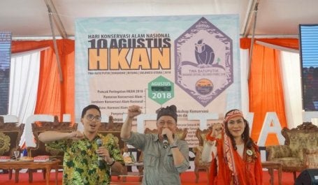 Satrio Adi Wicaksono (WRI), Wiratno (Director General for Natural Resources and Ecosystem Conservation), and Khouni Lomban Rawung (Ambassador for Celebes crested macaque conservation), at the National Conservation Day Celebration. Credit: WRI Indonesia