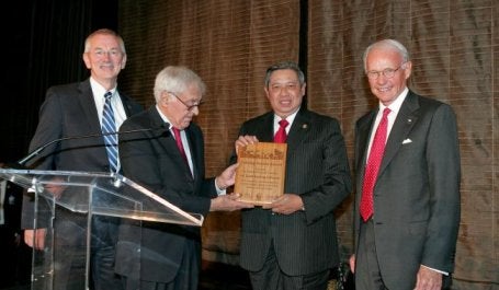 Left to Right: Dr. Andrew Steer, President, WRI; Frank E. Loy, Board Member, The Nature Conservancy; President Susilo Bambang Yudhoyono; Roger W. Sant, Board Member, World Wildlife Fund. Photo credit: Hechler Photography