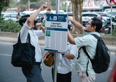 Pemasangan wayfinding TMD oleh komunitas di Lapangan Astina Ubud, Bali.
