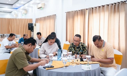 Para pemuka agama di Labuan Bajo sedang berdiskusi dalam acara training sistem pangan.