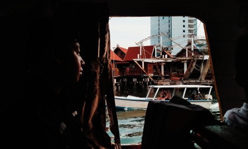 Memandangi foto dari dalam kapal Makassar-Barrang Lompo