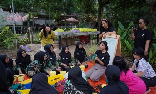Tim KSPL dan Kebun Kumara melaksanakan lokakarya urban farming untuk kader posyandu.