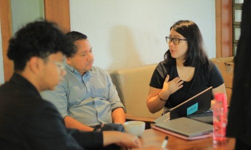 Percakapan yang terjadi di salah satu meja kafe yang berpartisipasi dalam kampanye