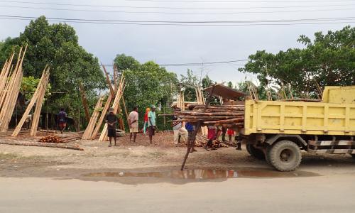 Kegiatan penebangan, kayu sedang dipindahkan ke truk. Kredit foto: Zuraidah Said/WRI Indonesia