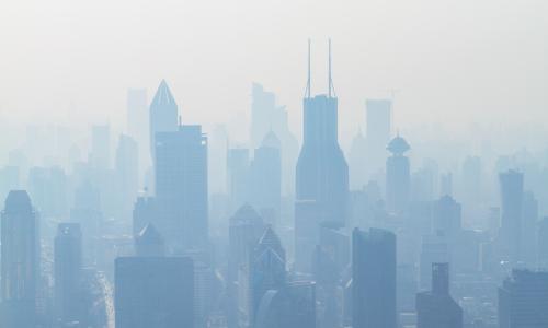 Polusi udara tidak hanya merugikan lingkungan, namun juga dapat merugikan kesehatan masyarakat. Kredit foto: Photoholgic/Unsplash
