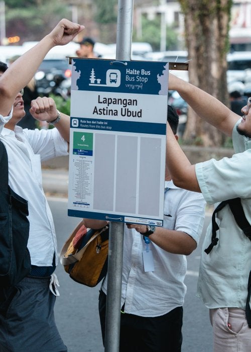 Pemasangan wayfinding TMD oleh komunitas di Lapangan Astina Ubud, Bali.