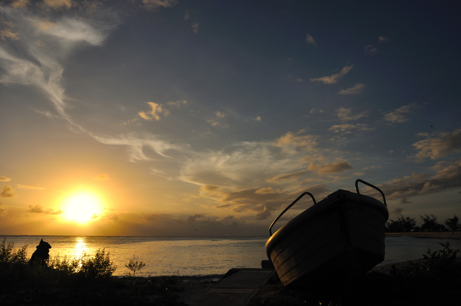 <p>Kiribati saat matahari tenggelam atau dini hari. (Flickr/jopolopy)</p>
