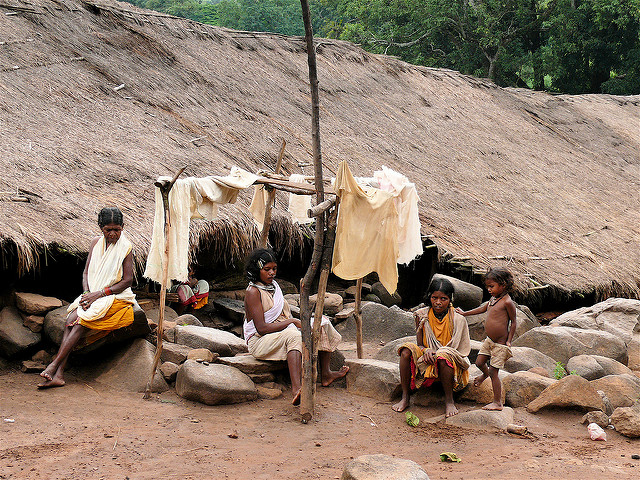 <p>Penduduk desa di Chatikona, India. Foto oleh Rita Willaert/Flickr</p>
