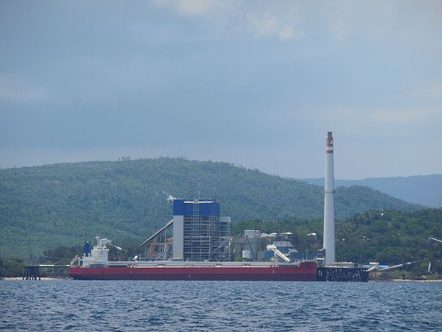 <p>Pembangkit listrik tenaga batu bara Quezon di Mauban, Quezon, Filipina. Foto oleh Lawrence Ruiz (Epi Fabonan III)/Wikimedia</p>
